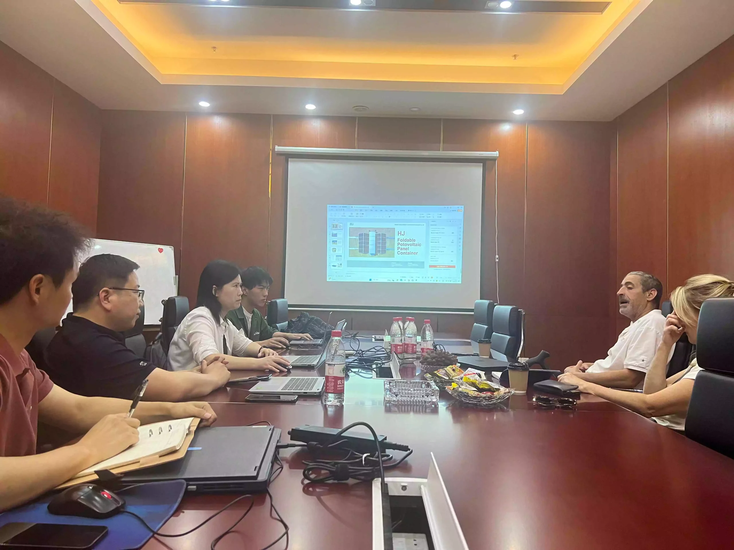 زيارة العملاء الفرنسيين لمقر مجموعة هوِي جويه وجولة في حاويات تخزين الطاقة المطوَّرة حديثاً