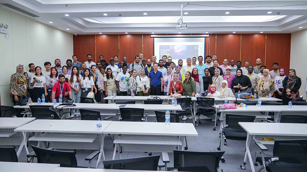 رحلة هوِي جويه في مجال الطاقة الخضراء: ربط آسيا وإفريقيا وأمريكا اللاتينية