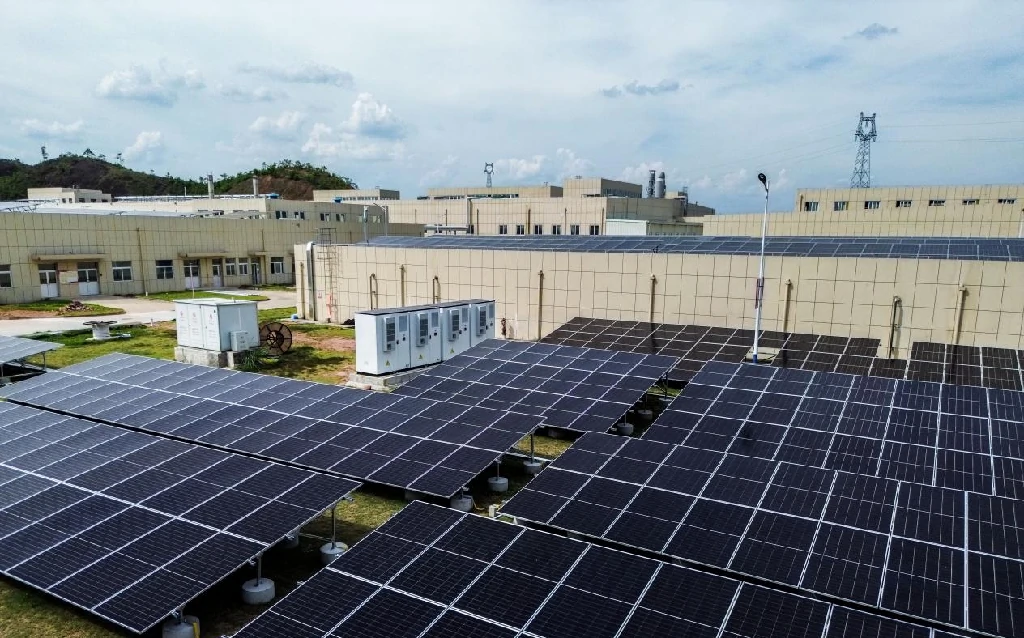 ترامب يثير جدلاً جديداً: مشاريع الطاقة الشمسية والرياح قد تواجه «فرملة طارئة»